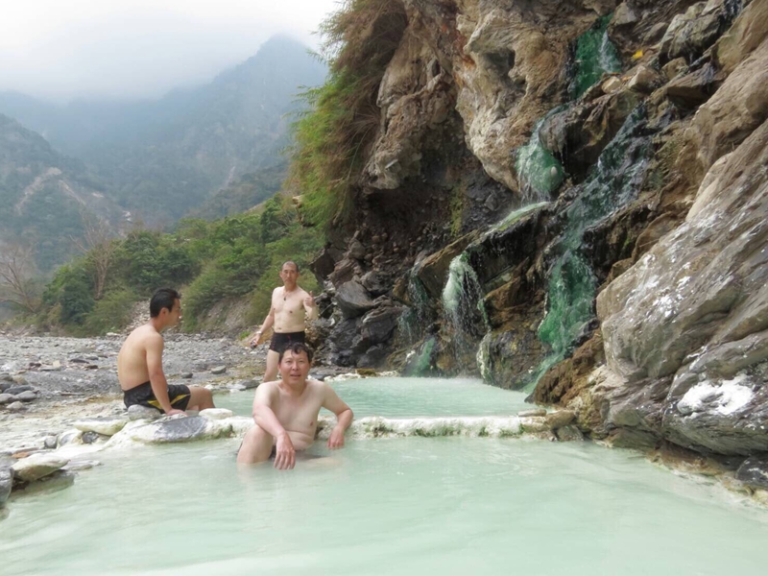 露營泡野溪溫泉---爽