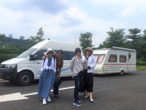 美女露營房車遊阿里山