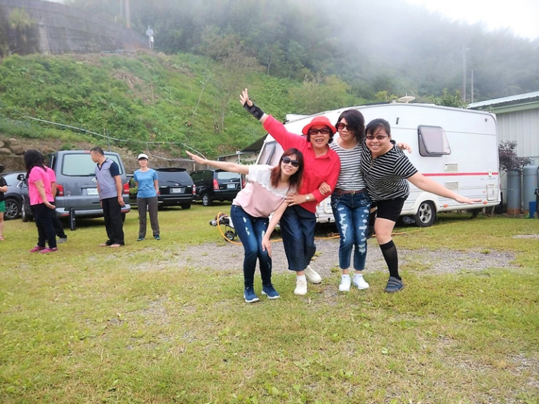 美女露營房車遊阿里山
