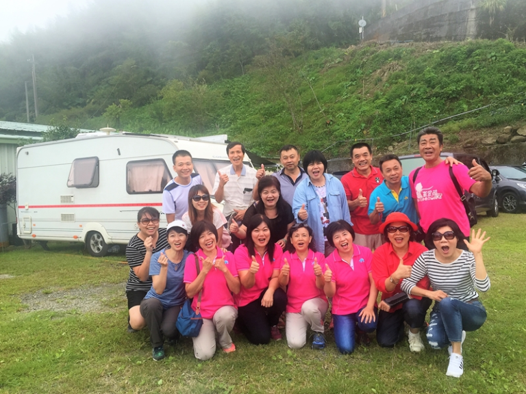 美女露營房車遊阿里山