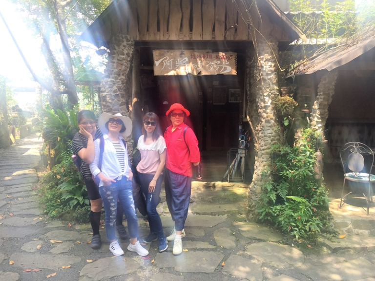 美女露營房車遊阿里山