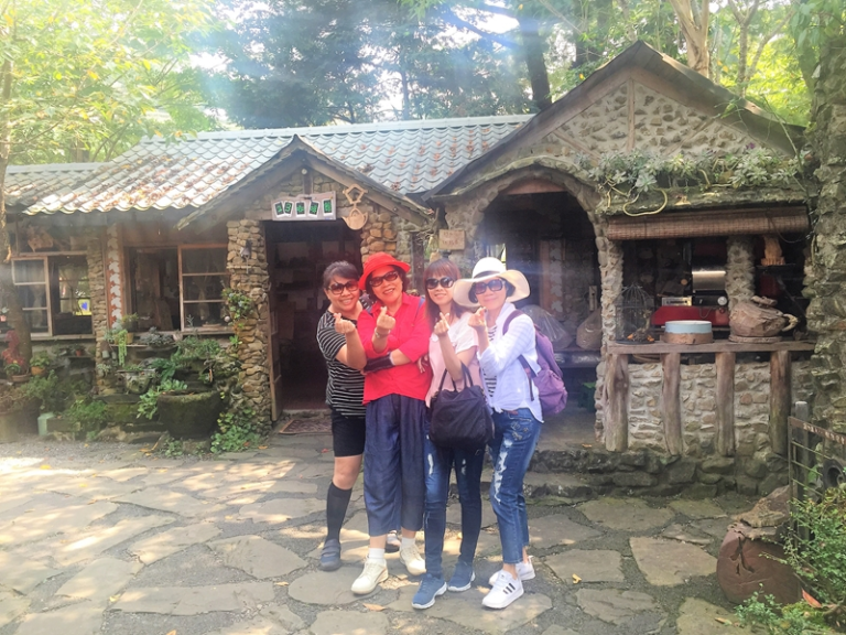 美女露營房車遊阿里山