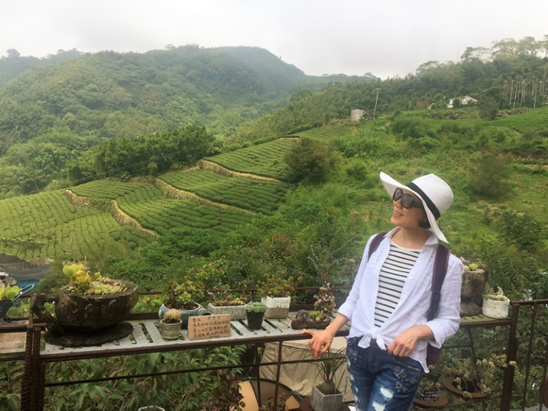 美女露營房車遊阿里山