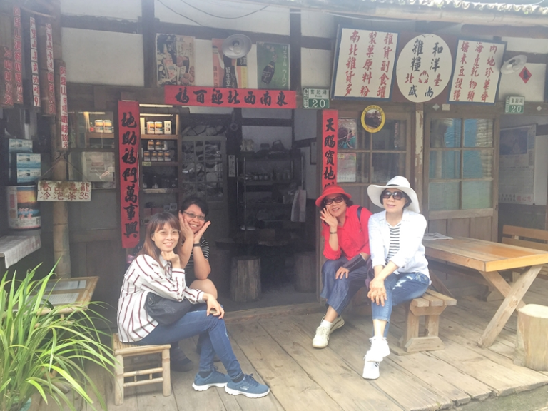 美女露營房車遊阿里山