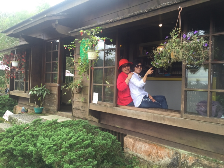 美女露營房車遊阿里山