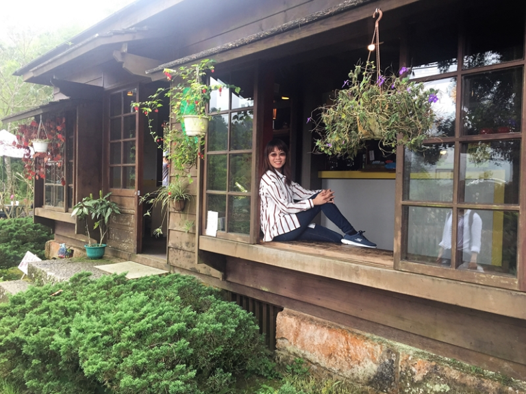 美女露營房車遊阿里山