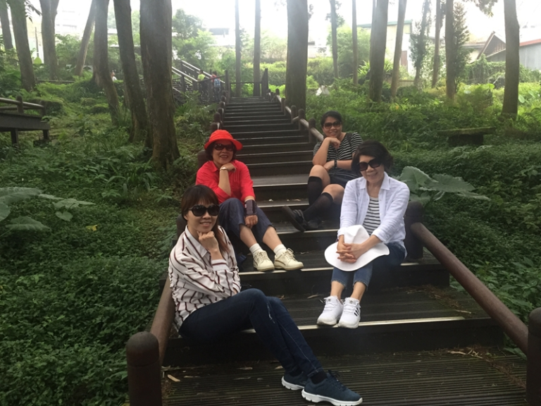 美女露營房車遊阿里山