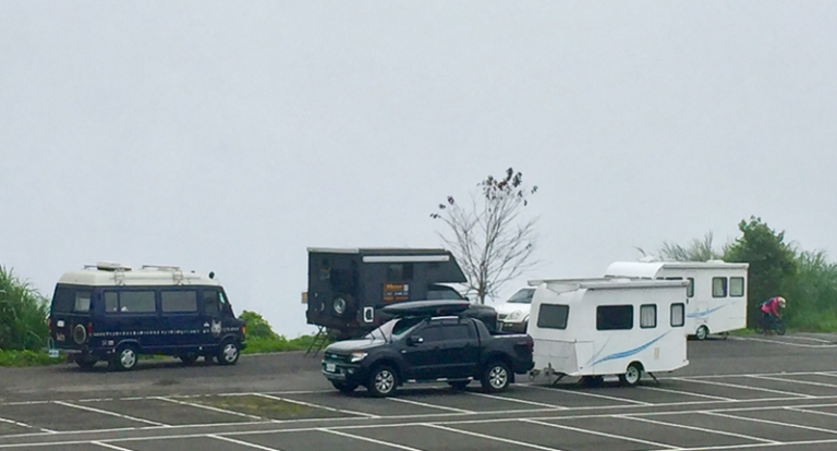 露營車加電動中置馬達自行車，上山下海天下無敵。