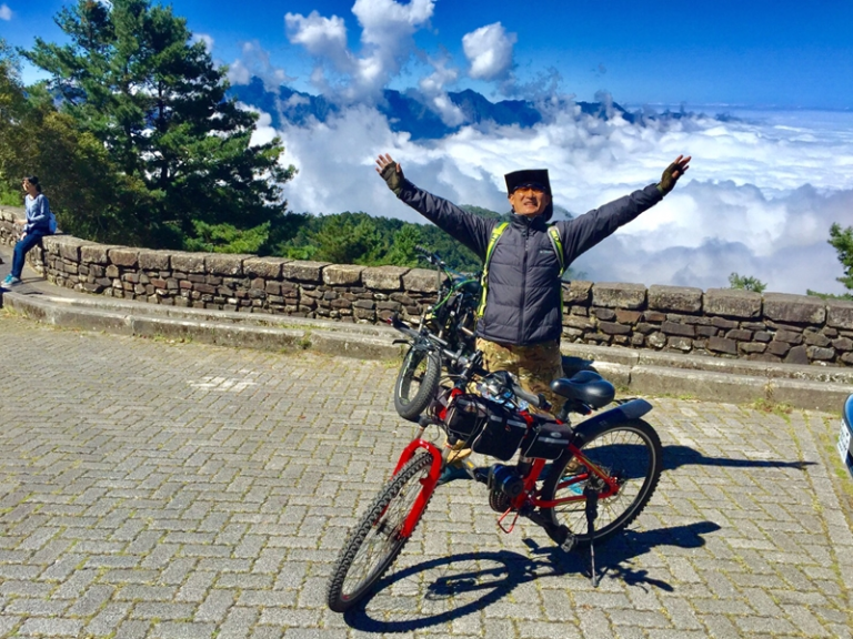 露營車加電動中置馬達自行車，上山下海天下無敵。