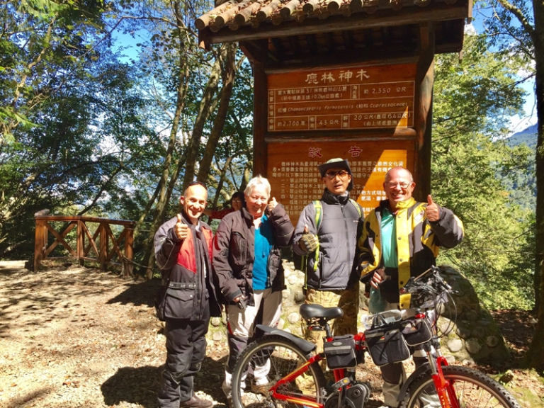 露營車加電動中置馬達自行車，上山下海天下無敵。