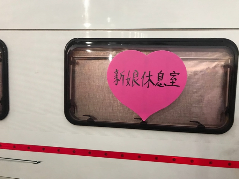 露營車也可以多種用途如：喜慶新娘休息室．拍片男女主角化妝休息室．賽車選手老閭休息室等、．．