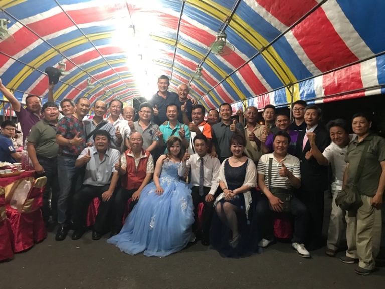 露營車也可以多種用途如：喜慶新娘休息室．拍片男女主角化妝休息室．賽車選手老閭休息室等、．．