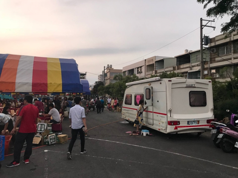 露營車也可以多種用途如：喜慶新娘休息室．拍片男女主角化妝休息室．賽車選手老閭休息室等、．．