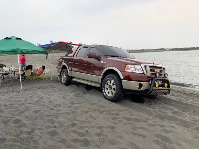 休閒假日跟老朋友開四傳車．上沙灘海邊吃下午茶。