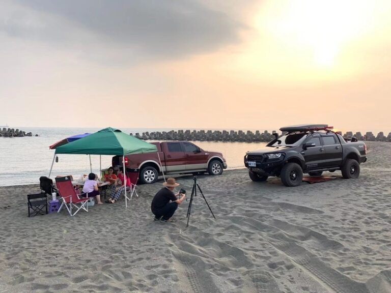 休閒假日跟老朋友開四傳車．上沙灘海邊吃下午茶。