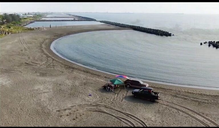 休閒假日跟老朋友開四傳車．上沙灘海邊吃下午茶。