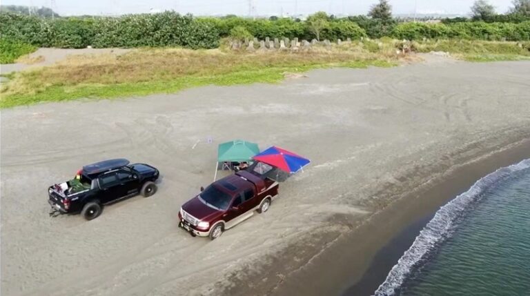 休閒假日跟老朋友開四傳車．上沙灘海邊吃下午茶。