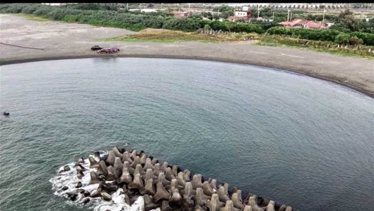 休閒假日跟老朋友開四傳車．上沙灘海邊吃下午茶。