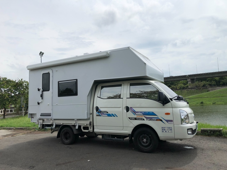 現代雙廂貨車承載露營房車