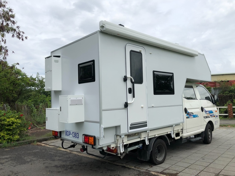 現代雙廂貨車承載露營房車