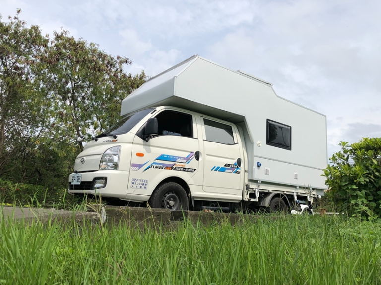 現代雙廂貨車承載露營房車