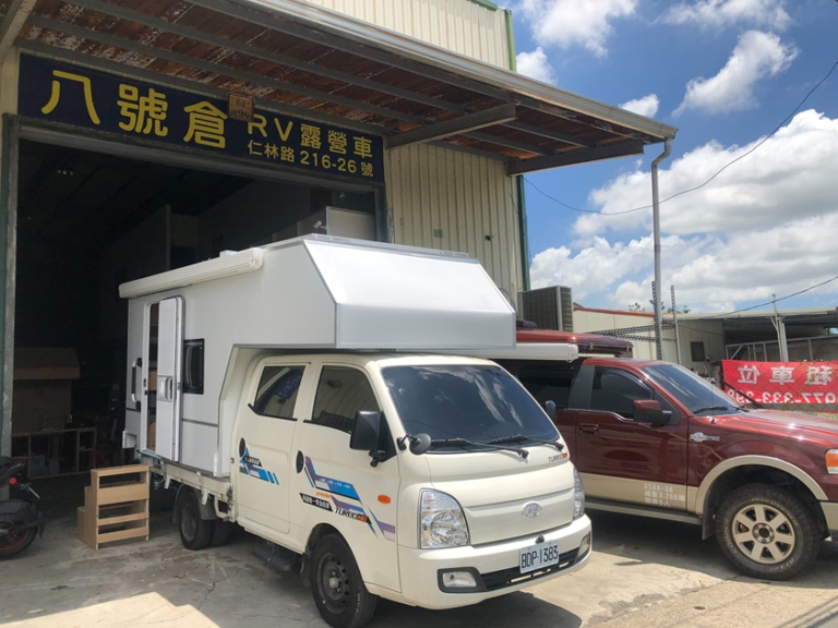 現代雙廂貨車承載露營房車