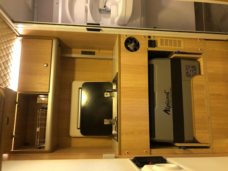 現代雙廂貨車承載露營房車