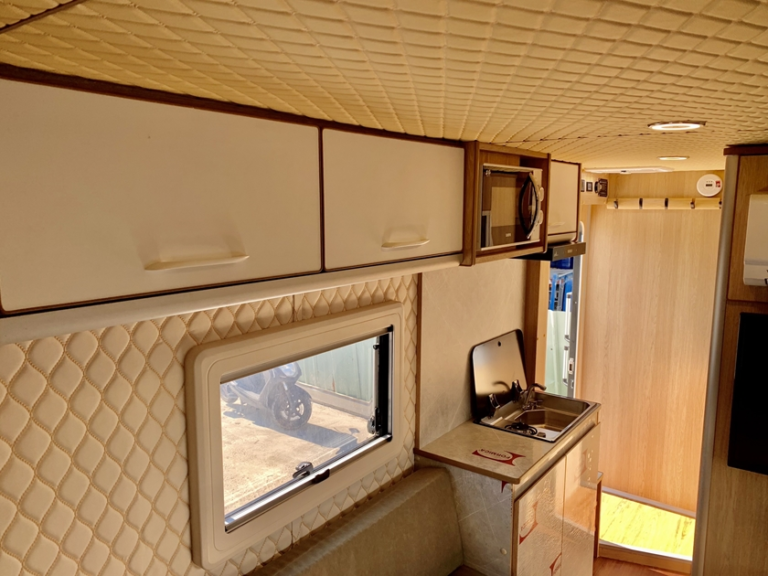 現代小霸王單廂大圓頭承載式露營車